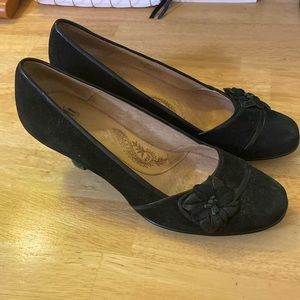 Women’s Sofft heels black with flower leather upper size 8